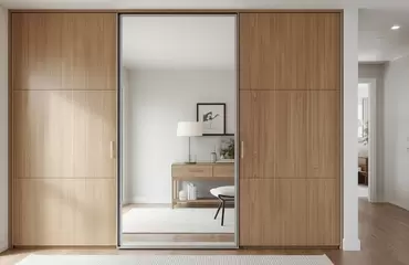 Распашной шкаф с зеркалом — практичное решение для прихожей